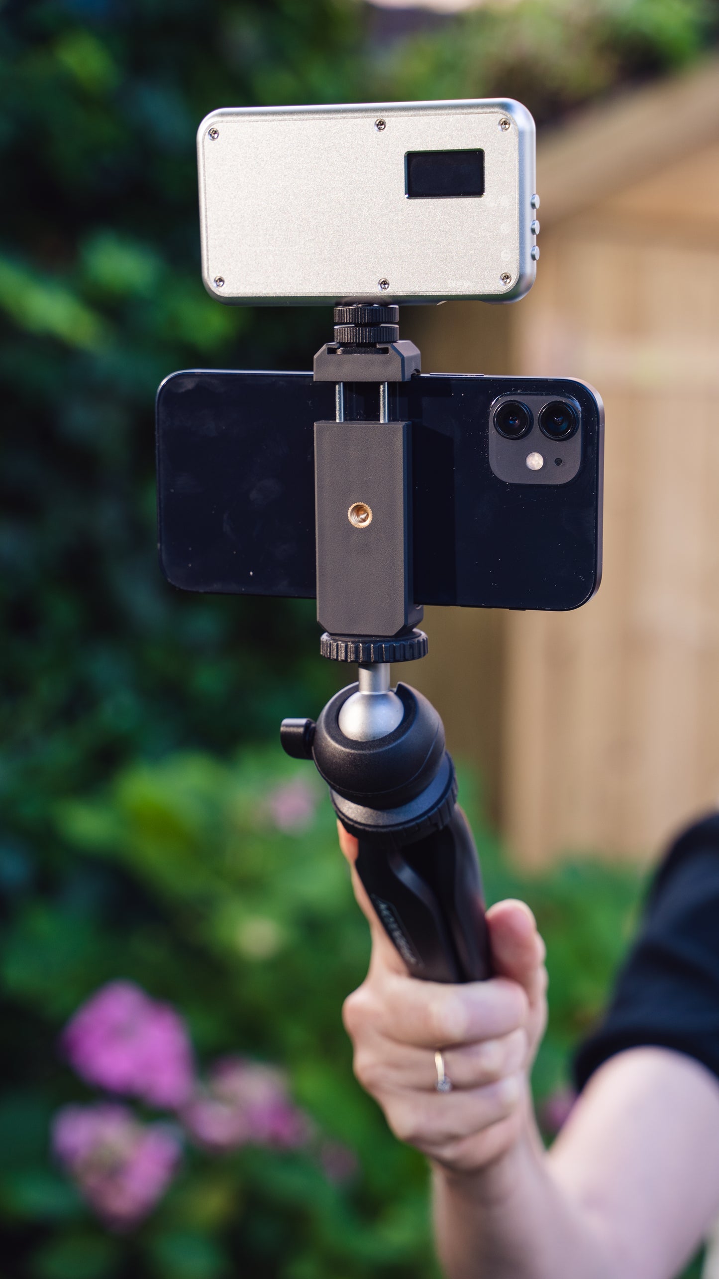 MOJOGEAR Video KIT: Mini tripod + phone holder + microphone + light