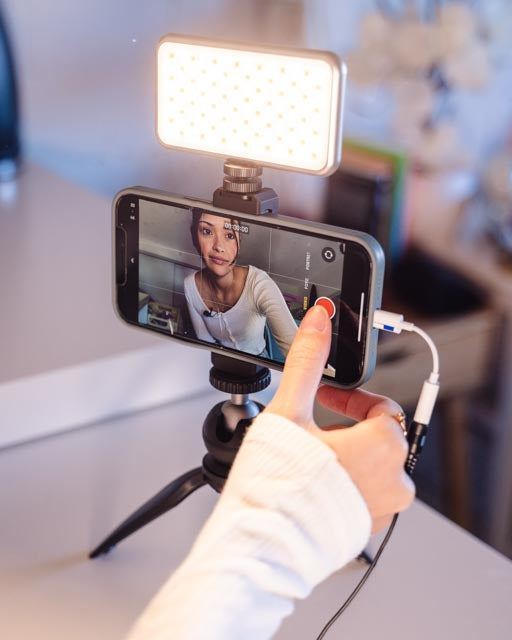 MOJOGEAR Video KIT: Mini tripod + phone holder + microphone + light