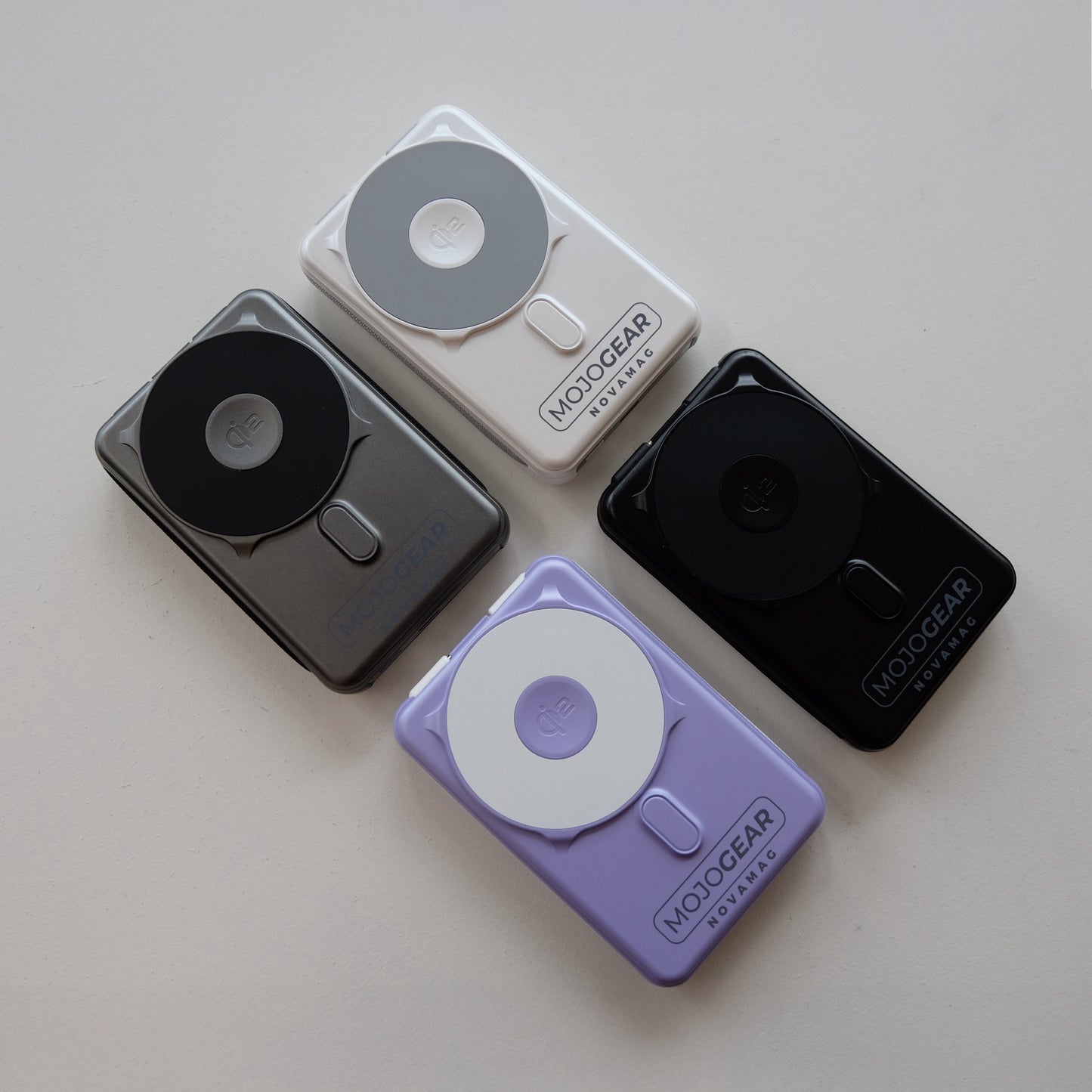 MOJOGEAR NovaMag All-in-1 Powerbank 10.000 mAh – Draadloos Qi2 & ingebouwde kabels – Grijs - Powerbanks
