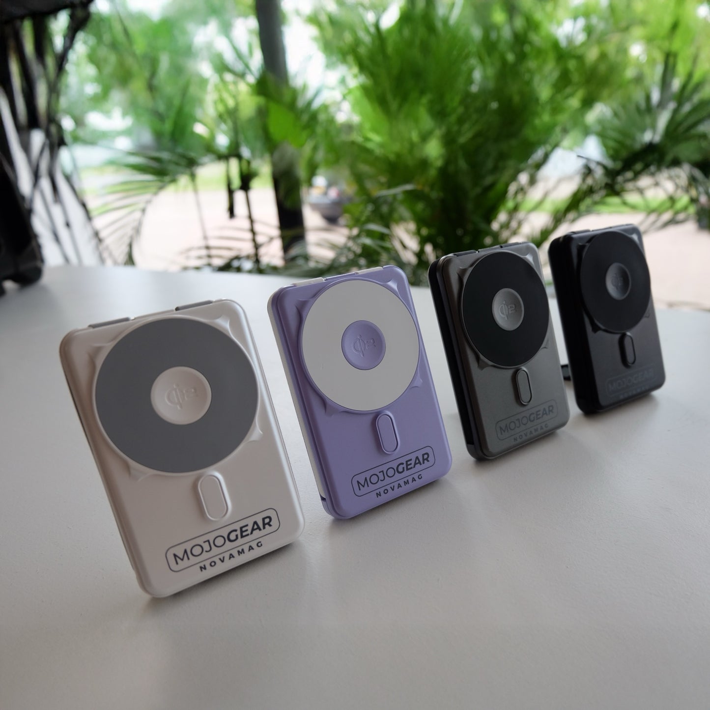 MOJOGEAR NovaMag All-in-1 Powerbank 10.000 mAh – Draadloos Qi2 & ingebouwde kabels – Grijs - Powerbanks